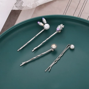 Set aus silbernen Haarspangen mit Hasen, Karotten und Perlenmotiven mit Strasssteinen
