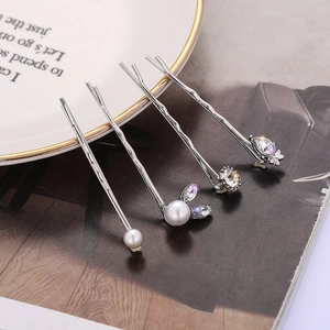 Set mit 4 minimalistischen silbernen Haarklammern mit Perlen, Strass und Hasenohren