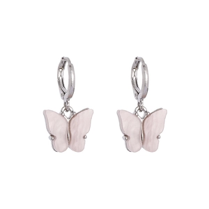 Vue détaillée de boucles d'oreilles papillon en acétate rose avec fermoirs créoles