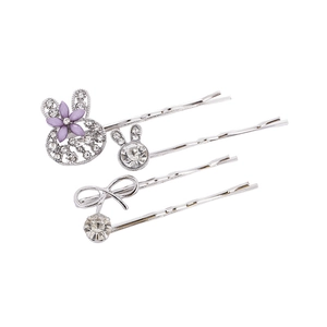 Détail du lot de quatre barrettes argentées avec fleur violette et strass de lapin