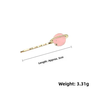 Vue détaillée de la barrette planète mesurant 5 cm de long et pesant 3,31 g