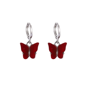 Boucles d'oreilles papillon rouges en acrylique avec anneaux argentés sur fond blanc