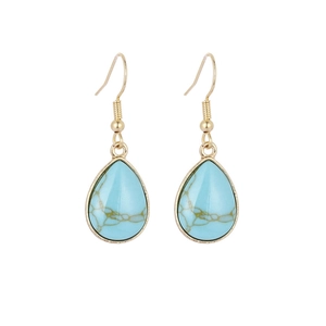 Detailopname van de goudkleurige druppeloorbellen met turquoise stenen en vishaken