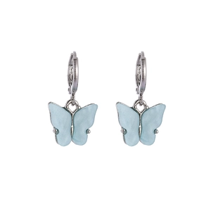 Détail de boucles d'oreilles papillon bleu clair en acétate avec anneaux argentés