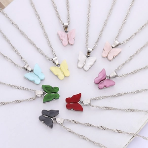 Collier Pendentif Papillon en Alliage Acrylique pour Femmes Chaîne à Vagues Argentée Bijoux Simples et Accessoires