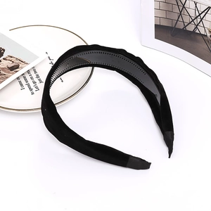 Serre-tête large en velours noir minimaliste avec dents antidérapantes sur fond blanc pur