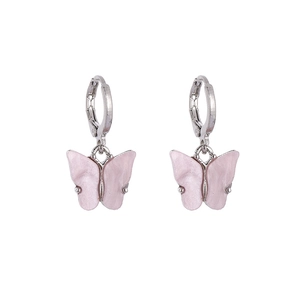 Détail de boucles d'oreilles papillon en acétate rose avec créoles argentées et brillant