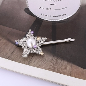 Pince à cheveux étoile scintillante avec cristaux et perle sur fond minimaliste