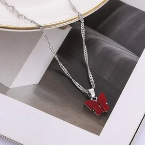 Collier chic à chaîne argentée avec un pendentif papillon rouge vif élégant et moderne
