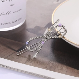 Pince à cheveux élégante en forme de nœud argenté avec strass blancs et violets