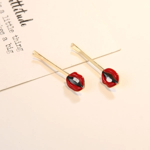 Barrettes à cheveux dorées avec lèvres rouges de style pop art et finition émaillée