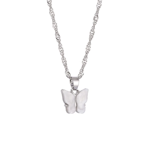 Élégante chaîne Singapour argentée avec pendentif papillon en acrylique blanc
