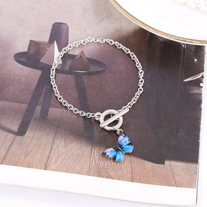 Bracelet chaîne en argent avec pendentif papillon bleu et fermoir à bascule OT