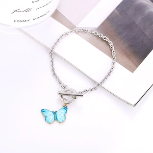Bracelet chaîne argenté avec pendentif papillon bleu et fermoir à bascule en T