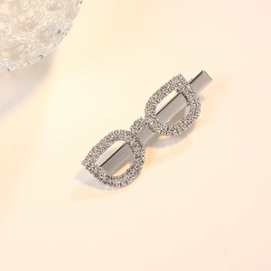 Détail de la pince à cheveux créative en argent avec strass en cristal étincelants