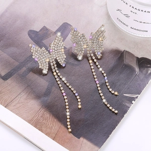 Élégantes boucles d'oreilles papillon dorées avec pampilles et strass violets