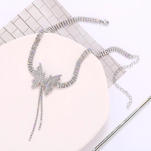 Élégant collier papillon à pampilles orné de strass brillants et finition argentée