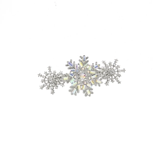 Détail d'une barrette flocon de neige avec cristaux AB et finition argentée polie chic