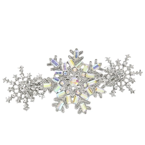 Pince à cheveux élégante avec trois flocons de neige et strass AB sur fond blanc