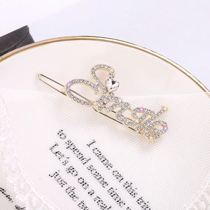 Détail de la pince à cheveux dorée Angel avec strass scintillants et petit cœur