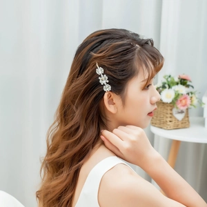 Elegant floral rhinestone hair clip for women featuring sparkling white crystals in silver