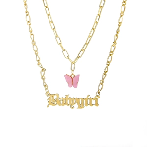 Collana dorata a due strati con farfalla in acrilico rosa e pendente lettera Babygirl