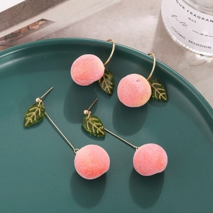Sweet peach-shaped earrings in pink flocking with gold accents and green leaves