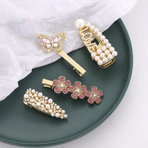 Mode Künstliche Perle Strass Schmetterling Blumen Buchstaben Haarklammern Gold Legierung Entenschnabel Clips Für Damen Elegante Haaraccessoires