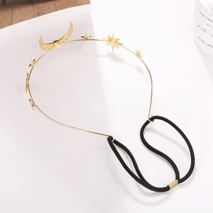 Serre-tête doré chic motif lune et étoiles avec perles et strass sur fond blanc