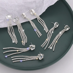 Boucles d'oreilles pendantes en strass avec motifs géométriques en finition argentée