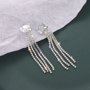 Détail de boucles d'oreilles à pampilles en argent avec cristal rectangulaire et strass