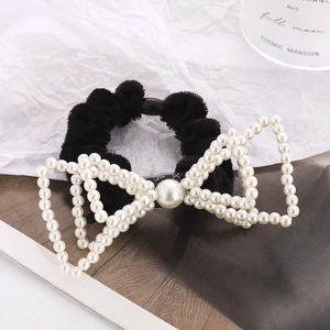 Elegante elastico per capelli fatto a mano con fiocco di perle e scrunchie nero
