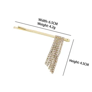 Eleganter goldener Haarclip mit Strass und kaskadierenden Quasten auf weißem Hintergrund