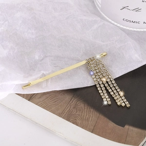 Eleganter goldener Metall-Haarclip mit funkelnden Strass-Quasten im minimalistischen Design