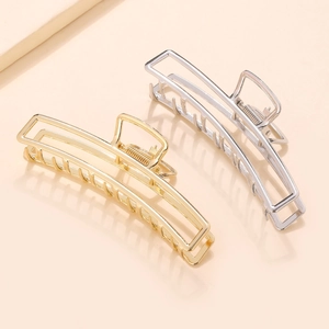 Set aus goldenen und silbernen rechteckigen Metallhaarklammern im minimalistischen Stil