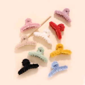 Elegant Large Plush Hair Claw Clip For Women Faux Fur Shark Clip Autumn Winter Hair Accessory Solid Color Hairclip