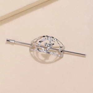 Fermaglio geometrico minimalista in argento con design cavo e finitura lucida a specchio