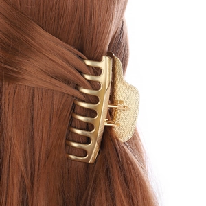 Pince à cheveux large en alliage doré mat pour un coiffage élégant sur cheveux longs