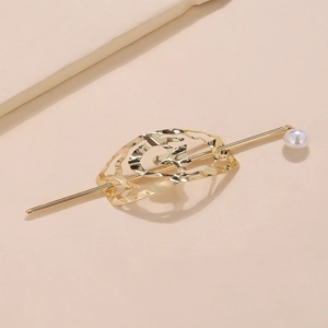 Spilla per capelli minimalista in oro con motivo ovale cavo e perla su sfondo beige