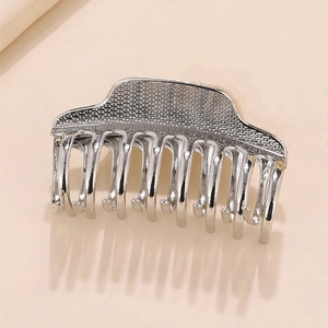 Vue de dessus d'une pince à cheveux en métal argenté avec motif de treillis tissé