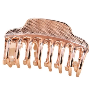 Pince à cheveux élégante en alliage or rose avec texture tissée sur un fond blanc pur