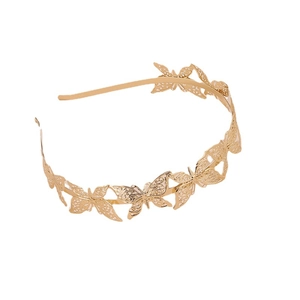 Elegante cerchietto per capelli in metallo dorato con farfalle traforate su sfondo bianco