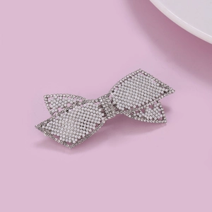 Elegante fermaglio a farfalla argento con perle bianche e strass scintillanti