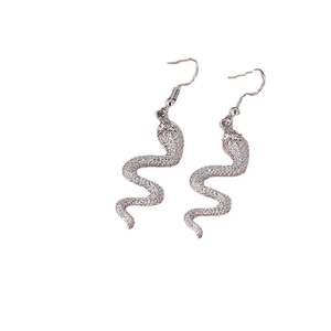 Boucles d'oreilles serpent en argent avec détails scintillants sur fond blanc