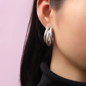 Orecchini a cerchio C retrò a tre strati in argento opaco per donna su sfondo viola