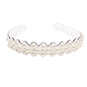 Eleganter breiter Perlenhaarreif mit silbernem Metallnetz für stilvolle Hochzeitsaccessoires