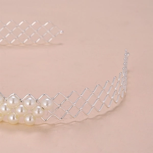 Modischer breiter Haarreif aus silbernem Metallgeflecht mit eleganten weißen Perlen für Damen