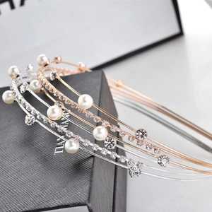 Set di cerchietti multistrato con perle e strass eleganti su una scatola nera strutturata