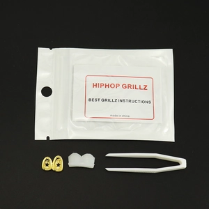 Détail de grillz hip hop dorés avec motif étoile, barre en silicone et pincettes