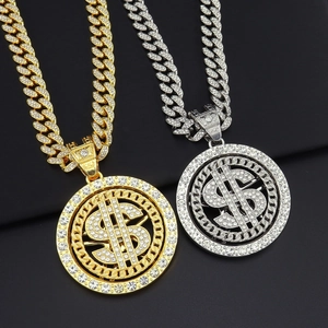 Dettaglio dei ciondoli a dollaro in oro e argento con diamanti su catene cubane link